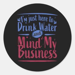 Ik ben hier alleen om water te Drinken en om mijn  Ronde Sticker