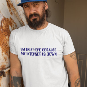 Ik ben hier alleen omdat mijn internet blauw is t-shirt