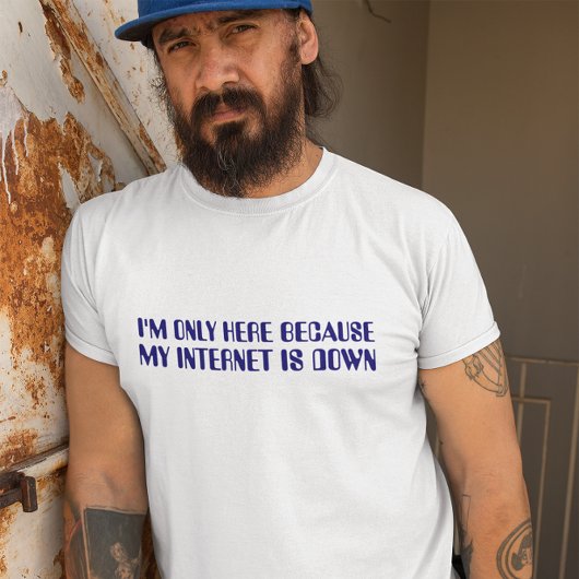 Ik ben hier alleen omdat mijn internet blauw is t-shirt