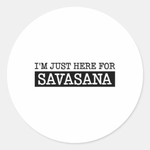 Ik ben hier alleen voor Savasana, grappig yoga-ide Ronde Sticker