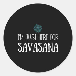 Ik ben hier alleen voor Savasana Yoga Ronde Sticker