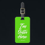 Ik ben hier buiten | Funny Neon Green Bagagelabel<br><div class="desc">Kom op en ga in stijl met dit funky neongroene bagagelabel.  Het kenmerkt de woorden "ik ben hier"in een uniek witte doopvont van de manuscriptstijl.  Onder de tekst bevindt zich een optionele plek voor jou of de naam of initialen van de cadeauontvanger.</div>