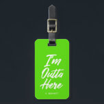 Ik ben hier buiten | Funny Neon Green Bagagelabel<br><div class="desc">Kom op en ga in stijl met dit funky neongroene bagagelabel.  Het kenmerkt de woorden "ik ben hier"in een uniek witte doopvont van de manuscriptstijl.  Onder de tekst bevindt zich een optionele plek voor jou of de naam of initialen van de cadeauontvanger.</div>