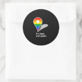 Ik ben hier en queer ronde sticker (Tas)