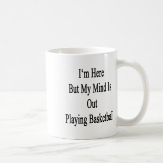 Ik ben hier, maar mijn gedachten gaan uit basketba koffiemok