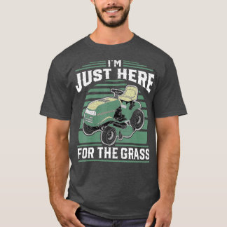 Ik ben hier net voor de grasrijdende moer. t-shirt