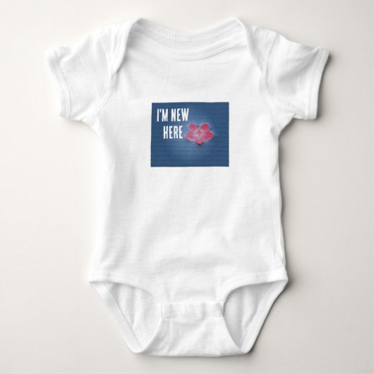 Ik ben hier nieuw Roze Bloem Blauw Water Baby Bloe Romper (Voorkant)