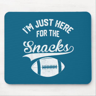 Ik ben hier voor de snacks schattige voetbal vrouw muismat