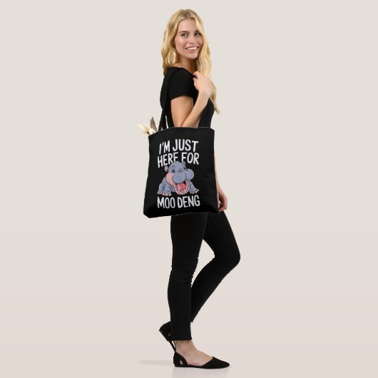 Ik ben hier voor Moo Deng Schattige Baby Hippo Tote Bag (Op model)
