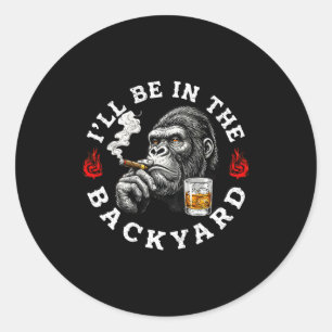 Ik ben in de achtertuin Grappige sigaar bourbon hu Ronde Sticker