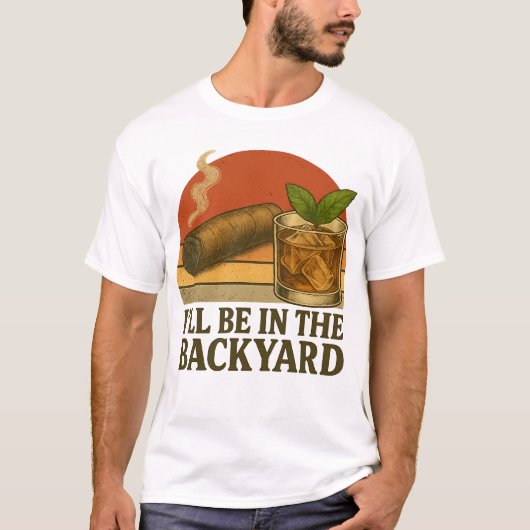 Ik ben in de achtertuin grappige sigaar en whisky t-shirt (Voorkant)