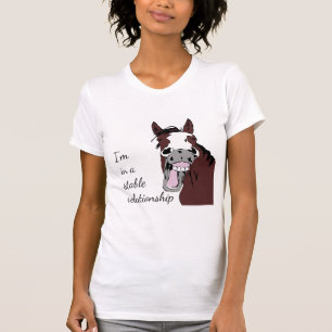 Ik ben in een Stable Relatie Fun Horse Pun Quote T-shirt