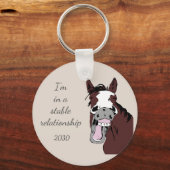Ik ben in een Stable Relatie Fun Horse Pun Quote w Sleutelhanger (Voorkant)