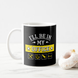 Ik Ben In Mijn Kantoor - Grappige Houtbewerking Ti Koffiemok
