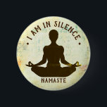 Ik ben in Silence Meditation/Retreat Button<br><div class="desc">Namaste,  Meditatie,  Retreat,  Langzaam het lopen de knoop heeft een eenvoudige minimalistische achtergrond die aan het oog verheugend is. Dit kan gebruikt worden als je in meditatie bent,  in stilte,  op een terugtocht,  of gewoon niet met iemand wil praten.</div>