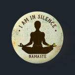 Ik ben in Silence Meditation/Retreat Button<br><div class="desc">Namaste, Meditatie, Retreat, Langzaam het lopen de knoop heeft een eenvoudige minimalistische achtergrond die aan het oog verheugend is. Dit kan gebruikt worden als je in meditatie bent, in stilte, op een terugtocht, of gewoon niet met iemand wil praten.</div>