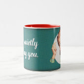 Ik ben je rustig aan aan het beoordelen. tweekleurige koffiemok (Center)