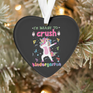 Ik ben klaar om de kindertuin te snoeien. ornament