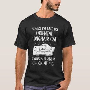 Ik ben laat, mijn Oosterse langharige kat lag te s T-shirt