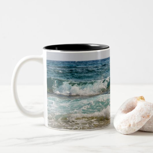 Ik ben liever op het strand, Ocean Waves Tweekleurige Koffiemok (Met donut)