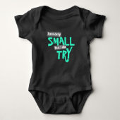 "Ik ben maar klein, maar ik probeer het" baby mint Romper (Voorkant)