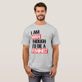 IK BEN MAN GENOEG OM EEN FEMINIST TE ZIJN T-SHIRT (Voorkant volledig)