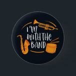 Ik ben met de Band Funny Cool Marching Band Ronde Button 5,7 Cm<br><div class="desc">Grappig marchingbandontwerp voor saxofone, trompet of trommel in een band, orkest of muziekuitvoering. Koel retro band muzikanten koopwaar voor band geek, band nerd of band kamp. Ideaal voor het marcheren van bandrepetities en bandoefeningen voor football game halftijdse shows. Geweldig geschenk voor middelbare scholieren of universiteitsstudenten die weten hoe ze met...</div>