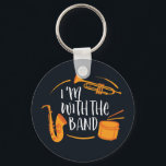 Ik ben met de Band Funny Cool Marching Band Sleutelhanger<br><div class="desc">Grappig marchingbandontwerp voor saxofone, trompet of trommel in een band, orkest of muziekuitvoering. Koel retro band muzikanten koopwaar voor band geek, band nerd of band kamp. Ideaal voor het marcheren van bandrepetities en bandoefeningen voor football game halftijdse shows. Geweldig geschenk voor middelbare scholieren of universiteitsstudenten die weten hoe ze met...</div>