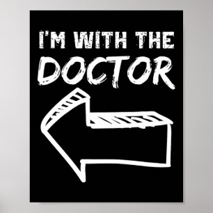 Ik ben met de Doctor Left Arrow grappige Halloween Poster