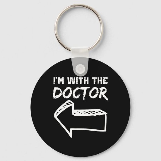 Ik ben met de Doctor Left Arrow grappige Halloween Sleutelhanger (Voorkant)