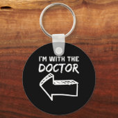 Ik ben met de Doctor Left Arrow grappige Halloween Sleutelhanger (Voorkant)