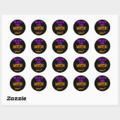 Ik Ben Met De Heks Grappig Halloween Matchend Kopp Ronde Sticker (Vel)