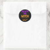 Ik Ben Met De Heks Grappig Halloween Matchend Kopp Ronde Sticker (Tas)