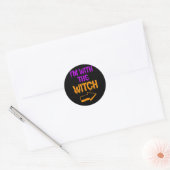 Ik Ben Met De Heks Grappig Halloween Matchend Kopp Ronde Sticker (Envelop)