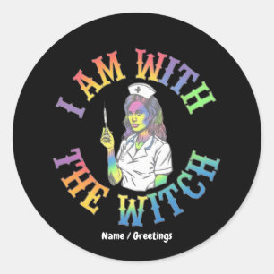 Ik Ben Met De Heks Retro Verpleegster Grafisch Ronde Sticker