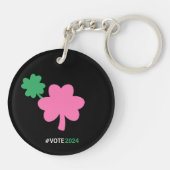 Ik ben met haar 2024 parels & klaver (roze groen) sleutelhanger (Achterkant)