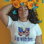 Ik ben met haar Kamala Harris voor President vlind T-shirt<br><div class="desc">Ik ben met haar t-shirt. Steun Kamala Harris voor President. Mooie Amerikaanse vlaggenvlinder met  bloemetjes voor een democraat die van leuke politieke design houdt.</div>