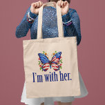 Ik ben met haar Kamala Harris voor President vlind Tote Bag<br><div class="desc">Ik ben bij haar canvas tas. Steun Kamala Harris voor President. Mooie Amerikaanse vlaggenvlinder met  bloemetjes voor een democraat die van leuke politieke design houdt.</div>