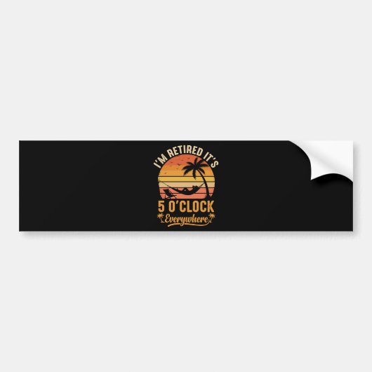 Ik ben met pensioen Het is 5 uur Overal Grappig Bumpersticker (Voorkant)