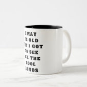 Ik ben misschien oud, maar ik moet alle coole band tweekleurige koffiemok (Voorkant rechts)