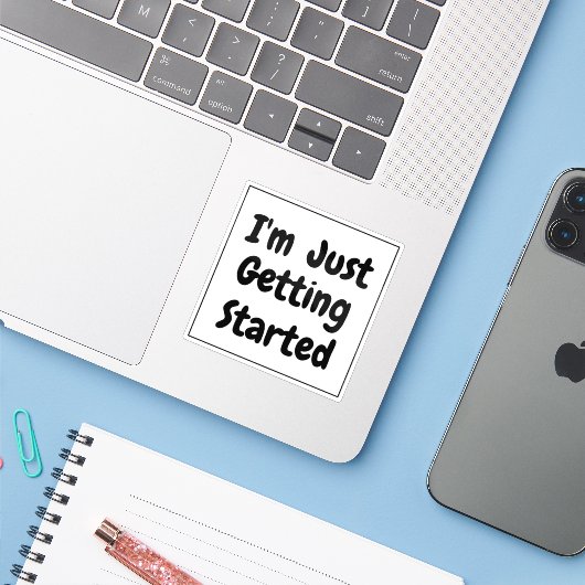 "Ik ben net begonnen"-zin zwarte lettering Sticker (Laptop met iPhone)