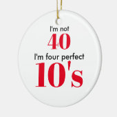 Ik ben niet 40, ik ben vier perfecte tien's keramisch ornament (Links)