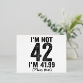 Ik ben niet 42 m'n 41.99 plus belastinggeld. folie uitnodiging briefkaart (Staand Voorkant)