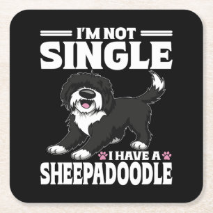 Ik ben niet alleen, ik heb een Sheepadoodle-puppy- Kartonnen Onderzetters