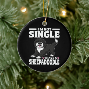 Ik ben niet alleen, ik heb een Sheepadoodle-puppy- Keramisch Ornament