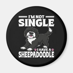 Ik ben niet alleen, ik heb een Sheepadoodle-puppy- Magneet