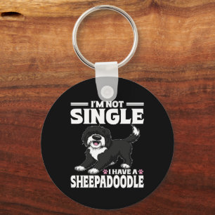 Ik ben niet alleen, ik heb een Sheepadoodle-puppy- Sleutelhanger