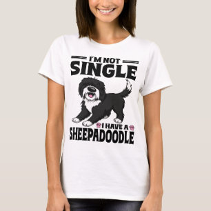 Ik ben niet alleen, ik heb een Sheepadoodle-puppy- T-shirt
