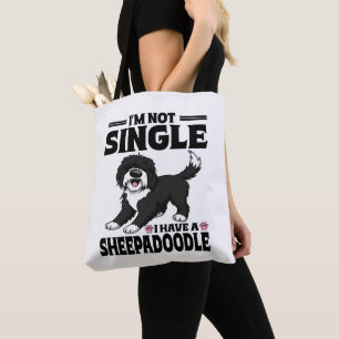 Ik ben niet alleen, ik heb een Sheepadoodle-puppy- Tote Bag