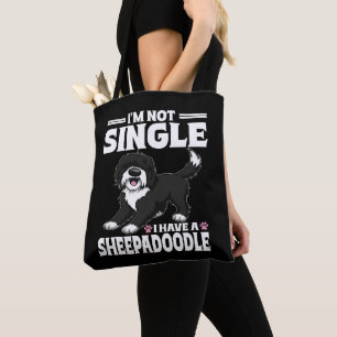 Ik ben niet alleen, ik heb een Sheepadoodle-puppy- Tote Bag